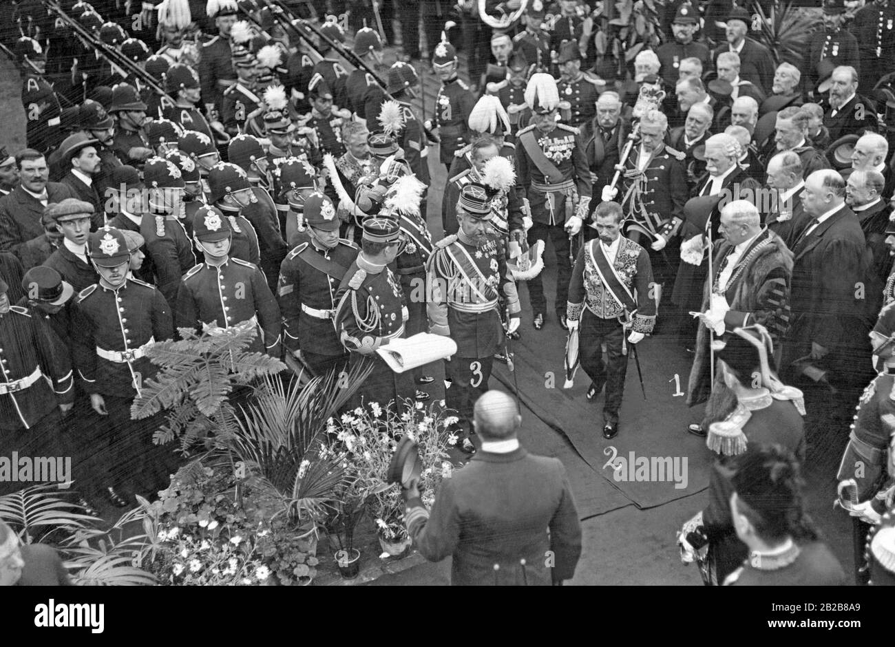 Le baron japonais Kumora et le prince Fushima sont reçus à Douvres par le maire de Douvres lors de leur visite en anglais. Banque D'Images