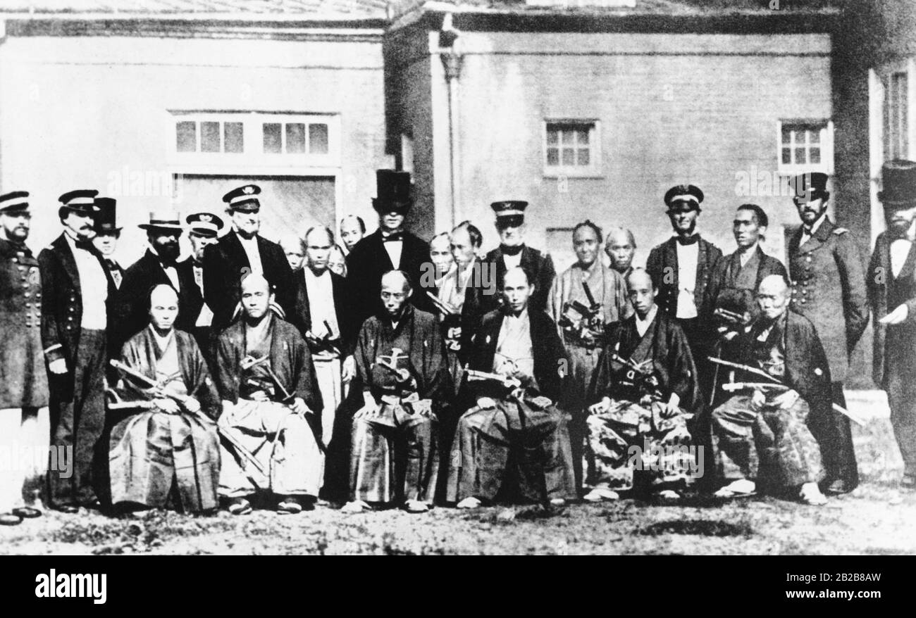 Un groupe d'officiers américains est photographié à Washington avec des hommes en costume japonais. Banque D'Images