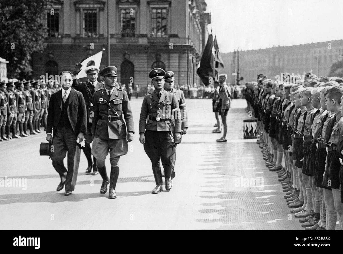 Le chef d'une organisation japonaise de jeunes, l'officiel du gouvernement Asahina (centre), salue une formation honorifique de la Jeunesse Hitler à Berlin. Banque D'Images