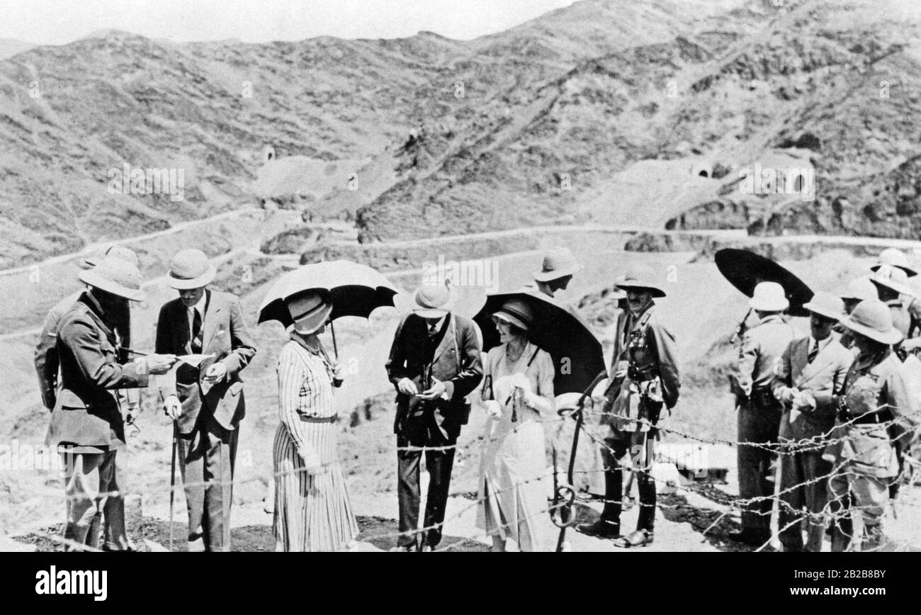 Le vice-roi de l'Inde, Lord Wellington, étudie une carte devant le col Khyber. L'arrière-pays du poste frontalier dans le nord-ouest de l'Inde ne pourrait jamais être réellement pacifié par les Anglais. Ici appliqué l'autorité des dirigeants tribaux respectifs. Aujourd'hui, le passage sépare le Pakistan de l'Afghanistan. Banque D'Images