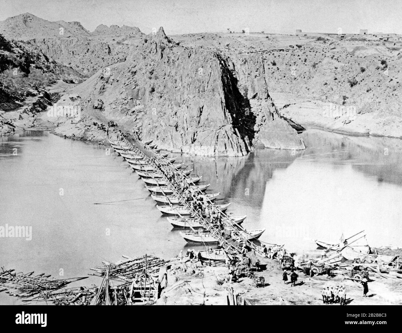 Construction d'un pont militaire ponton et d'une route militaire dans les montagnes dans la zone frontalière nord-ouest de l'Inde britannique. Les Anglais se sont battus ici contre le peuple rebelle des montagnes musulmanes. Banque D'Images