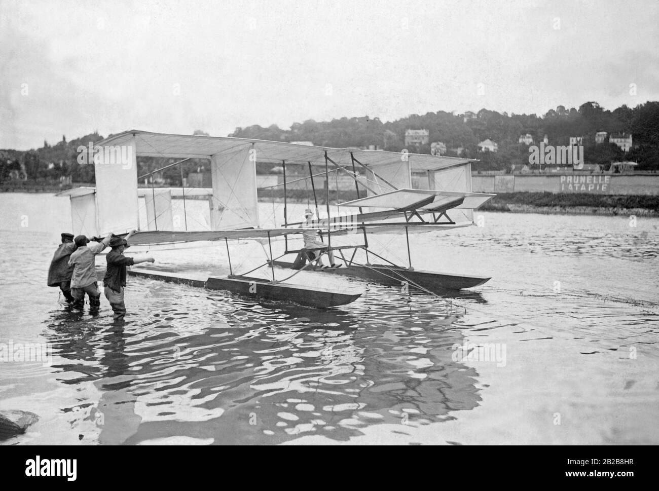 Un biplan du pionnier français de l'aviation Ernest Archdiacon avant de partir sur la Seine. Banque D'Images
