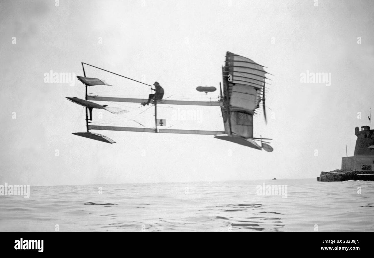 Le pilote français et concepteur d'avions Henri Fabre sur un hydravion dans le port de Monaco. Banque D'Images