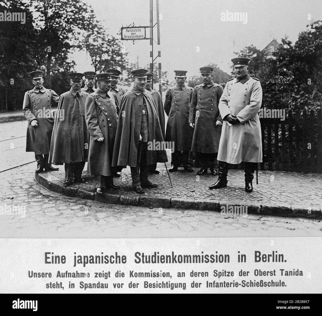 Un groupe d'officiers de l'armée impériale japonaise est dirigé à Berlin par un officier allemand lors de leur visite. Banque D'Images