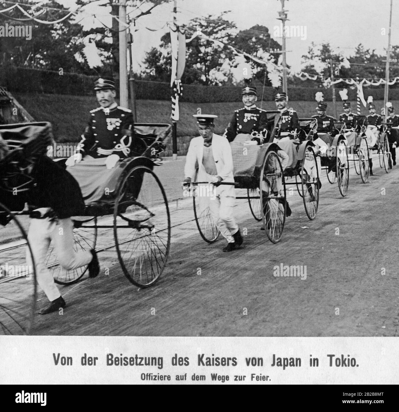 Certains officiers de l'armée impériale japonaise sont conduits avec des rickshaws aux funérailles de l'empereur japonais à Tokyo. Banque D'Images