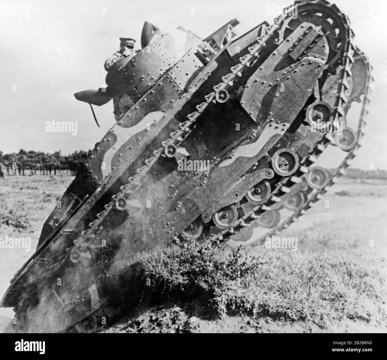 Un char japonais monte une colline abrupte pendant une manœuvre de troupes. (Photo non datée, c années 1930) Banque D'Images
