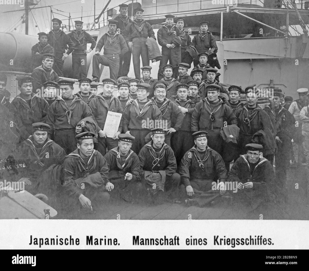 Membres de l'équipage d'un navire de guerre japonais posant pour une photo de groupe sur le pont du navire. Banque D'Images