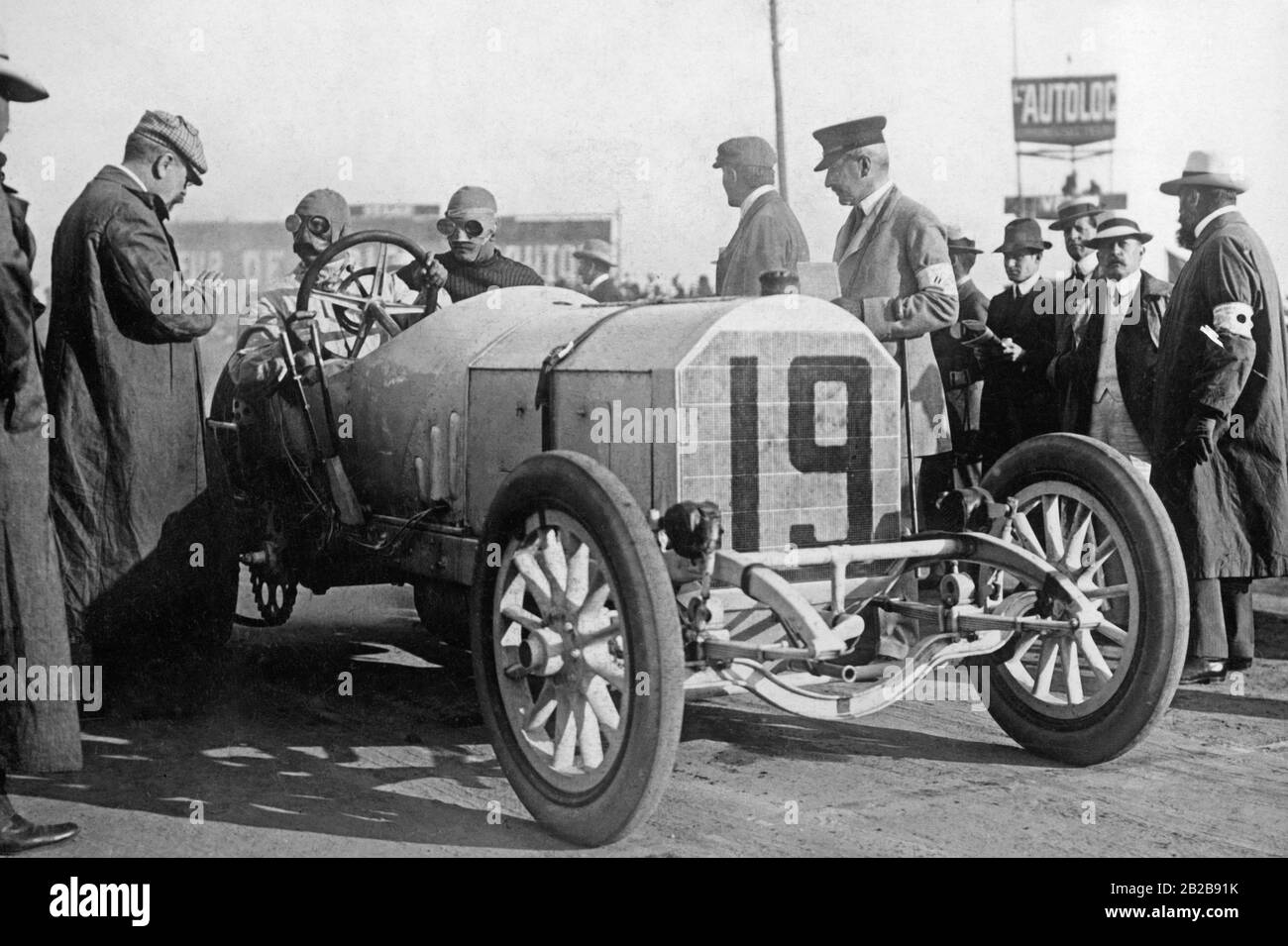 Grand Prix de France sur le circuit près de Dieppe en Normandie le 07.1908. Otto Salzer (numéro 19) dans la voiture de course Mercedes 140-HP Grand Prix au début. Salzer est tombé hors de la course à cause d'une perforation. Banque D'Images