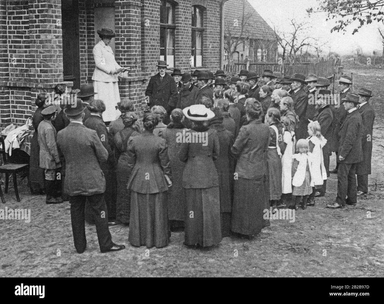 Au lieu du propriétaire foncier qui a été rédigé dans l'armée, la landame de l'est Elbien lit les derniers discours sur la situation politique et la situation sur le front de ses maids, serviteurs et villeins réunis. Banque D'Images