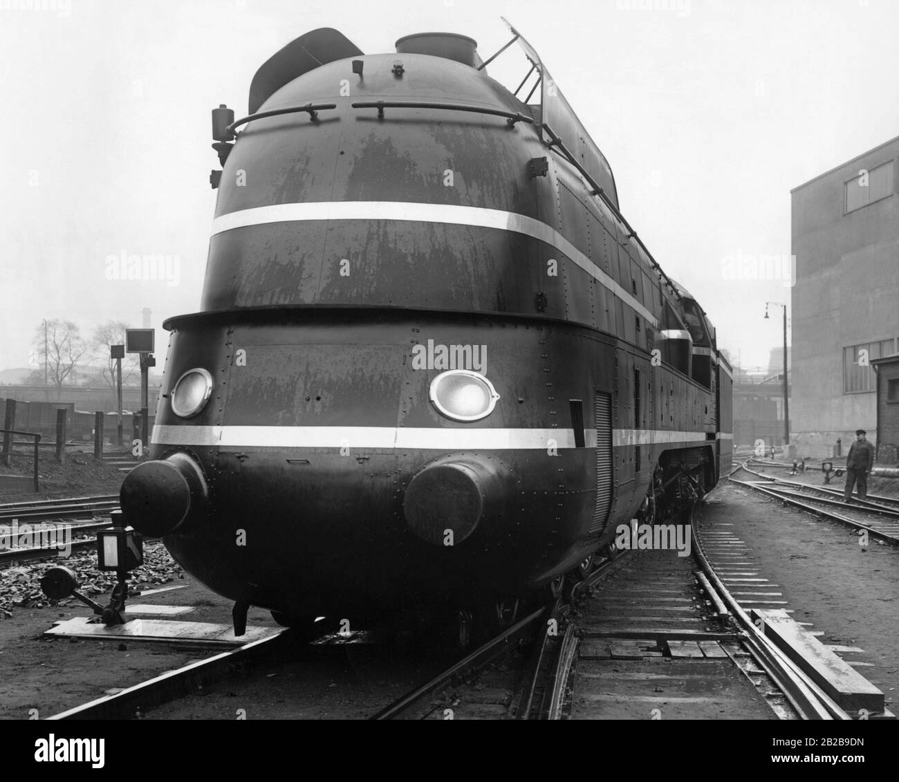 Une locomotive de la Reichsbahn (Reich Railway) avec un corps profilé, construite par Borsig Werke à Berlin, à partir de 1937. Locomotives à vapeur rationalisées avant 1945, locomotives : historiques, chemins de fer. Banque D'Images