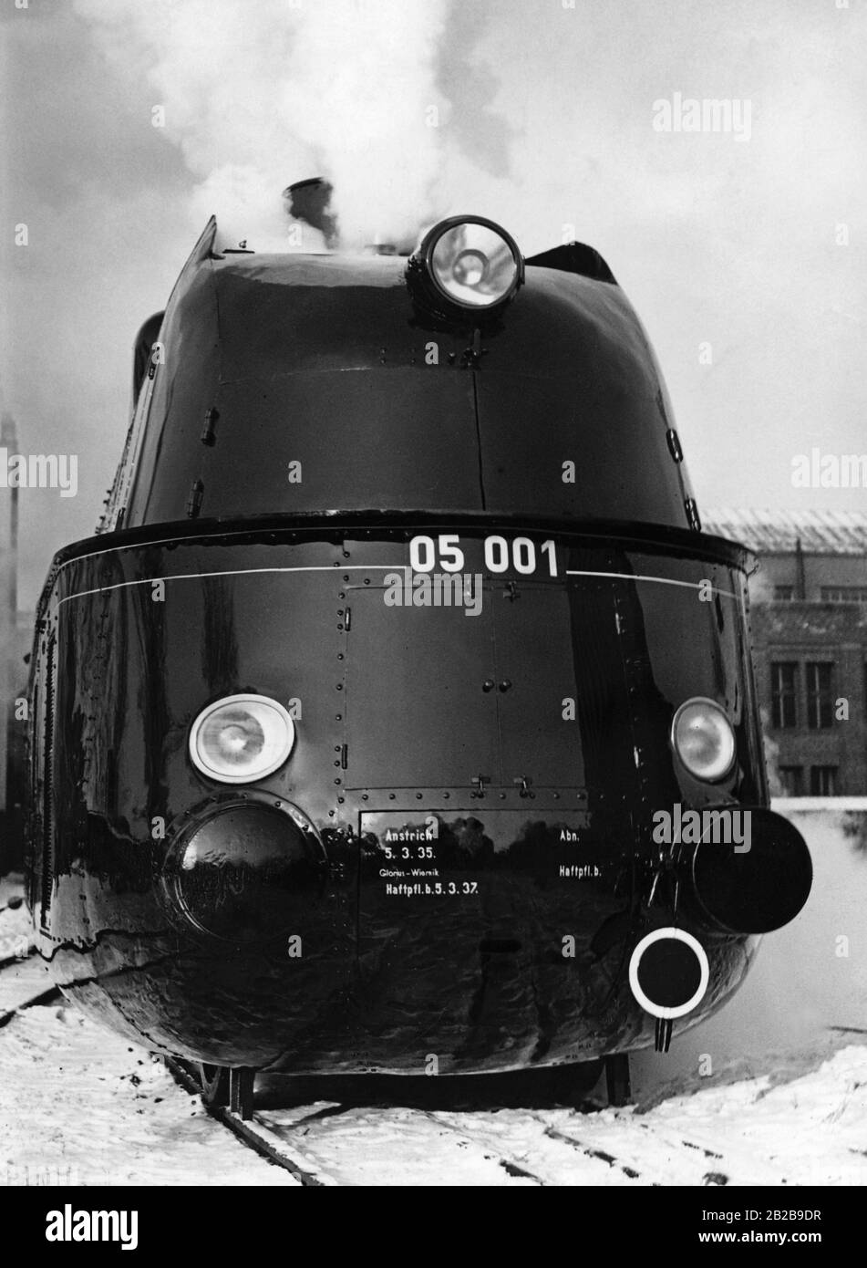 Le premier voyage de la locomotive express de classe 05 (05001) de Deutsche Reichsbahn (chemin de fer allemand Reich) avec un corps profilé, ayant le numéro 001, construit à partir de 1935 par le Borsig Lokomotiv Werke Berlin-Tegel. Locomotives à vapeur rationalisées avant 1945, locomotives : historiques, chemins de fer. Banque D'Images