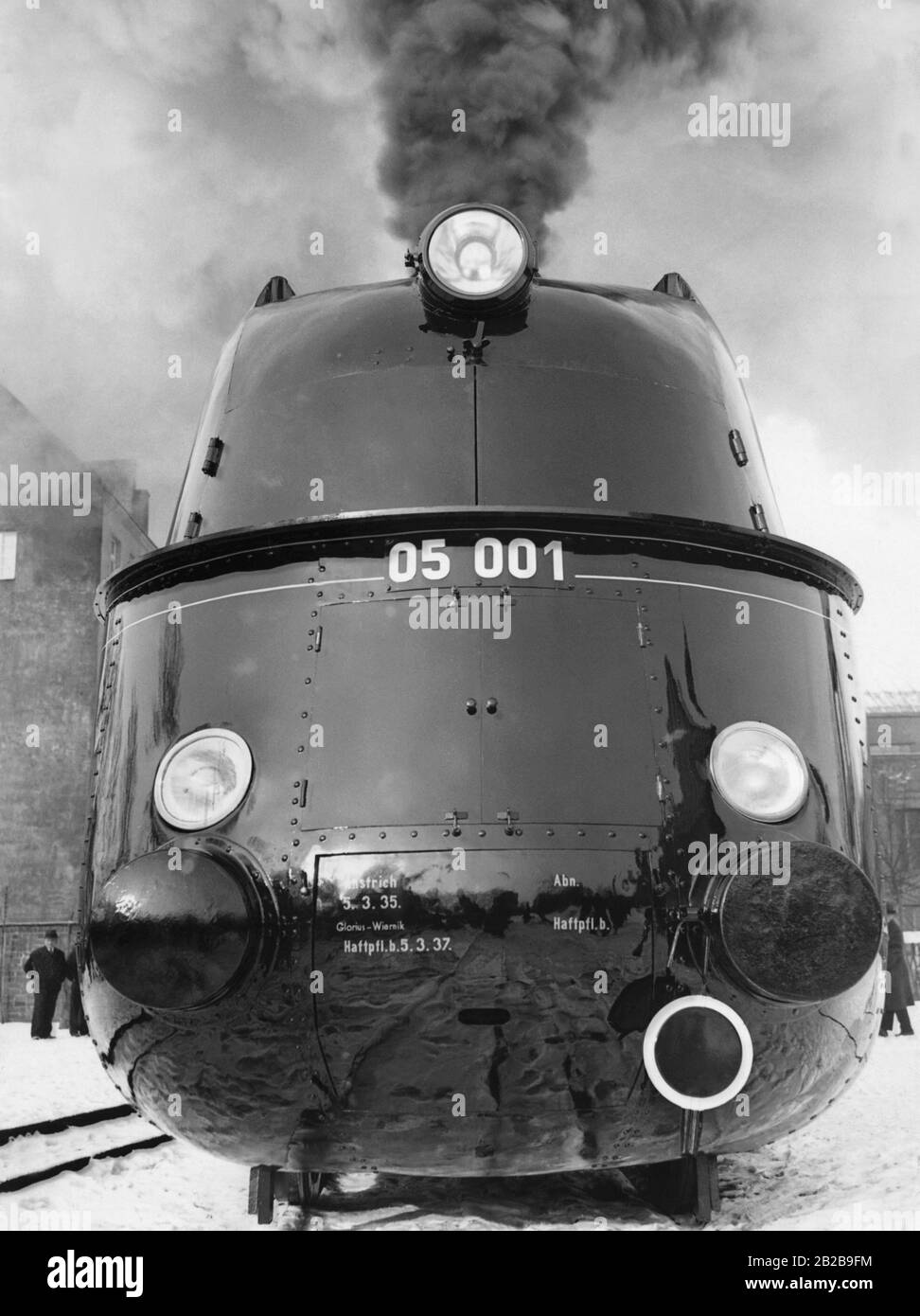 Une locomotive express de classe 05 avec un corps profilé ayant le numéro 001 (05001), appartenant à Deutsche Reichsbahn (chemin de fer allemand Reich), construite à partir de 1935 par le Borsig Lokomotiv Werke Berlin-Tegel. Locomotives à vapeur rationalisées avant 1945, locomotives : historiques, chemins de fer. Banque D'Images