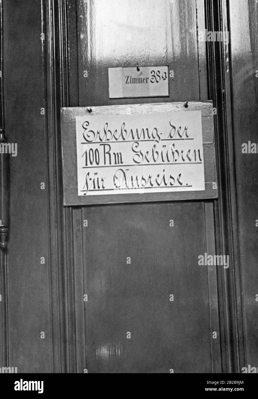 Un panneau cloué à une porte du bureau de passeport à Berlin avec l'inscription ' Collection des frais de Reichsmark pour le départ '. Les citoyens doivent payer 100 frais spéciaux Reichsmark pour chaque voyage à l'étranger. Banque D'Images