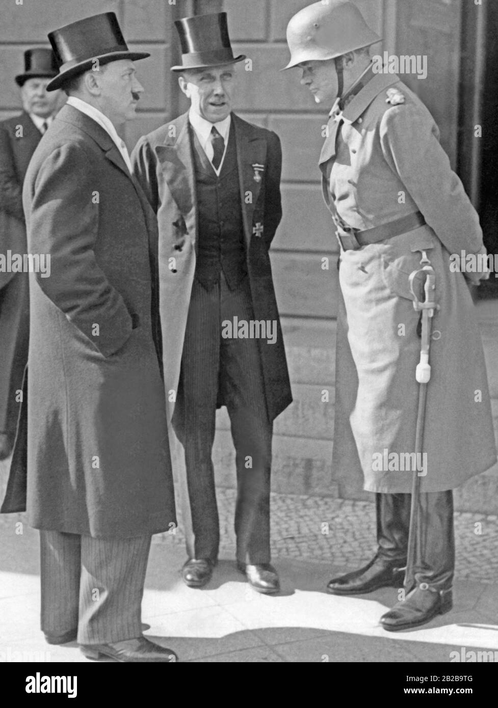 Le vice-chancelier Franz von Papen (au milieu) est à Berlin avec le chancelier Adolf Hitler (à gauche) et le ministre de la guerre du Reich Werner von Blomberg (à droite). Ils parlent à l'occasion de la Journée de Potsdam, les célébrations de l'ouverture du Reichstag le 21 mars 1933. Banque D'Images