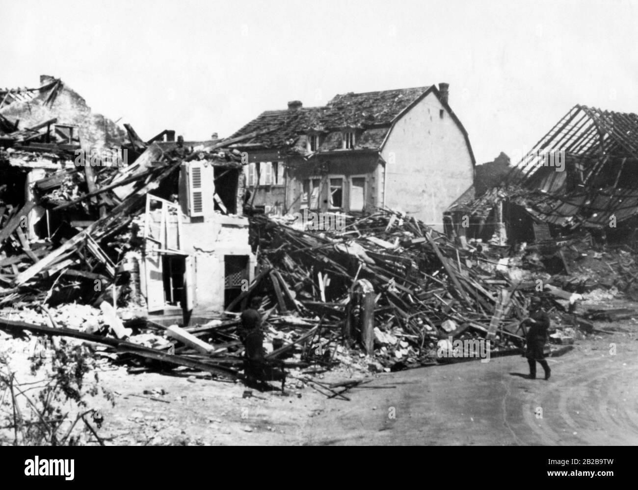 Maison détruite 1940 france Banque de photographies et d’images à haute ...