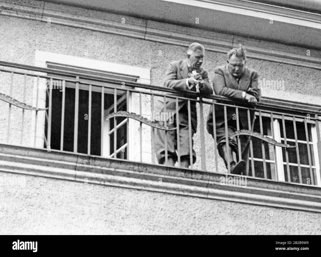 Le vice-chancelier Franz von Papen et le ministre prussien de l'intérieur Hermann Goering sur le balcon de la propriété Neudeck au lit malade du président Reich Paul von Hindenburg. Ils parlent de la succession du président Reich. Banque D'Images