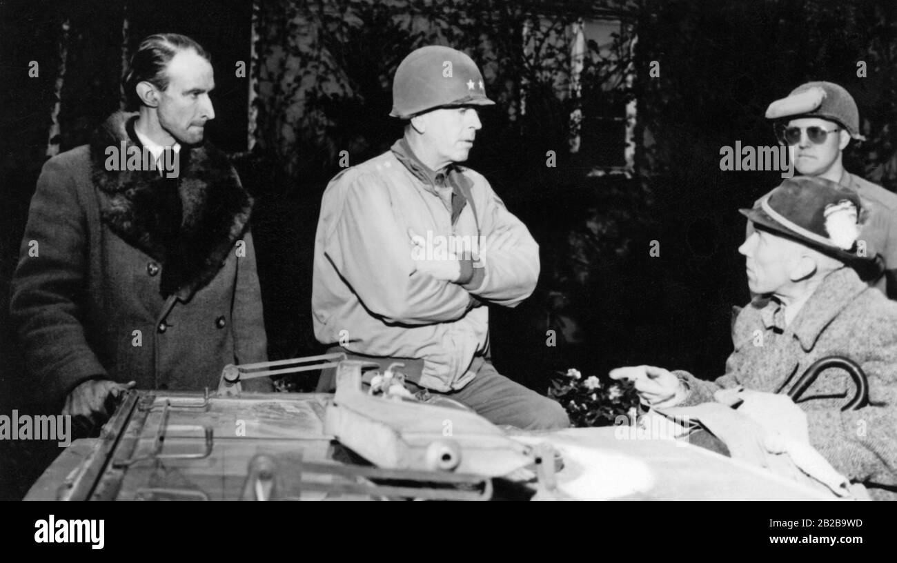 Le fonctionnaire nazi, l'ancien chancelier du Reich et l'ambassadeur nazi en Turquie Franz von Papen est arrêté par les soldats américains envahisseurs en 1945 pour ses crimes de guerre et a par la suite été saisi d'un tribunal pour répondre à sa participation au régime nazi. Banque D'Images