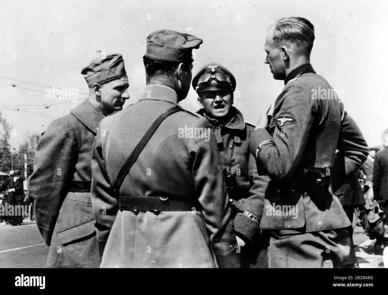 Invasion de la Hollande 1940: La photo montre des hommes de Leibstandarte-SS Adolf Hitler négociant la remise avec des officiers néerlandais à Rotterdam. Banque D'Images