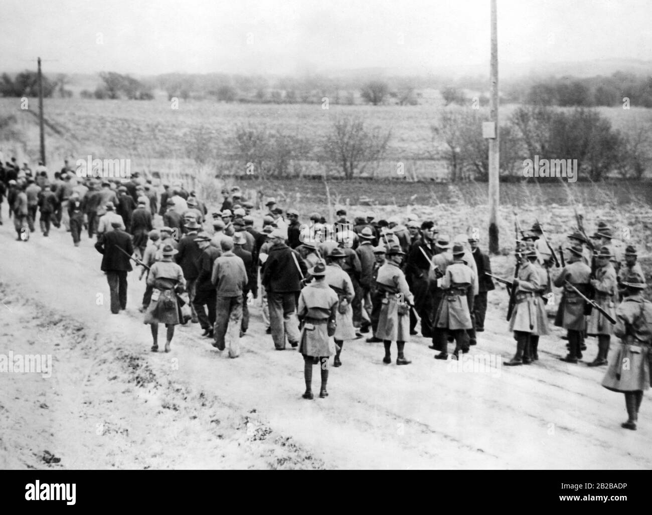 La misère des agriculteurs : les agriculteurs, qui veulent empêcher la vente d'une ferme, sont escortés par des guardsmen. Banque D'Images