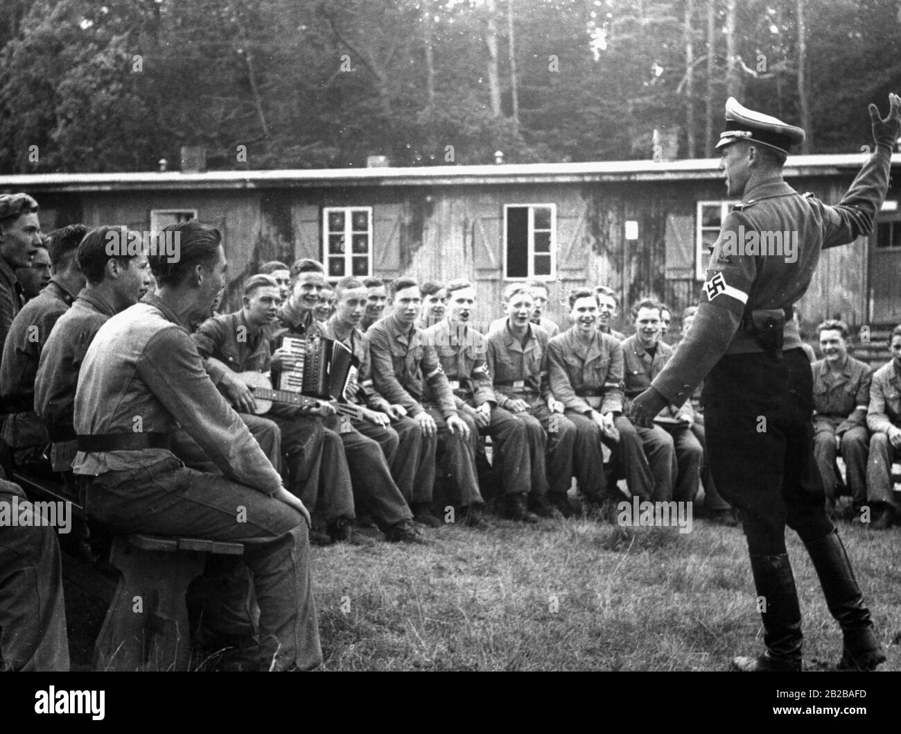 Choeur de membres de la jeunesse d'Hitler dans un camp d'entraînement militaire. Banque D'Images