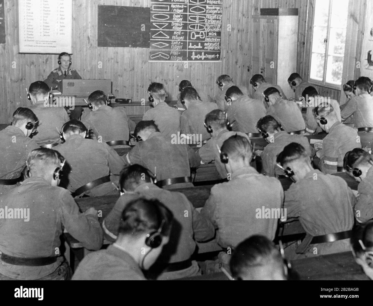 Escadron volant à une leçon de câble dans un camp d'entraînement militaire. Banque D'Images