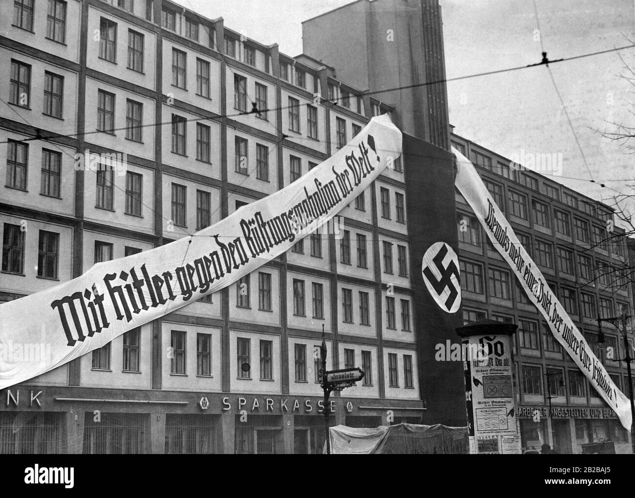 Bannière pour les élections du Reichstag du 12.11.1933 et le référendum sur la sortie de la Ligue des Nations avec l'inscription "Avec Hitler contre la folie de l'armement dans le monde! Jamais encore un pacte qui nuit à notre honneur!" à la maison du Front du travail allemand (aujourd'hui Hermann Schlimme House). Banque D'Images