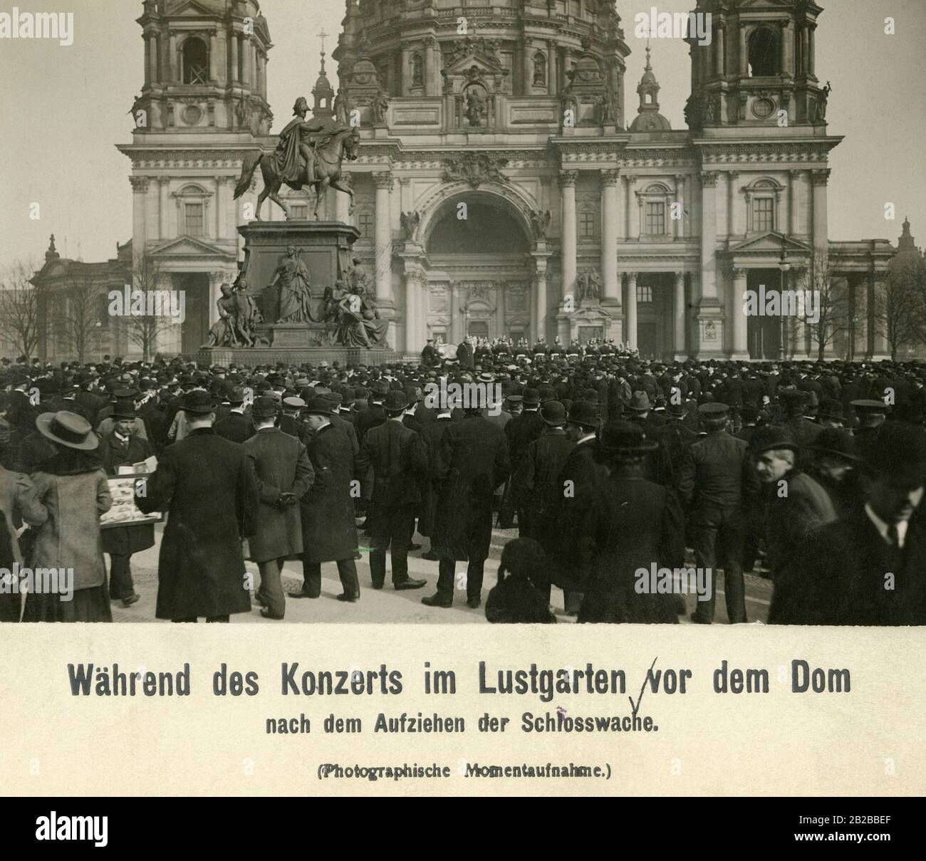 Un concert dans le Lustgarten en face de la cathédrale de Berlin après le mont de la garde du château. La statue équestre en l'honneur de Friedrich Wilhelm III est reconnaissable sur l'image. Banque D'Images
