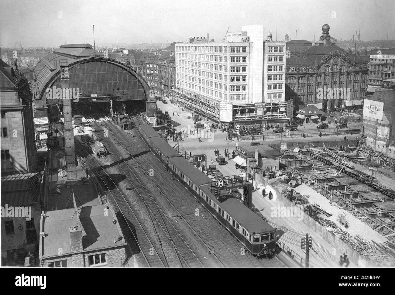 Vue de la tour du bâtiment du tribunal de district à la nouvelle tour d'Alexanderplatz. Sur la droite, le grand magasin Hermann Tierz. Banque D'Images