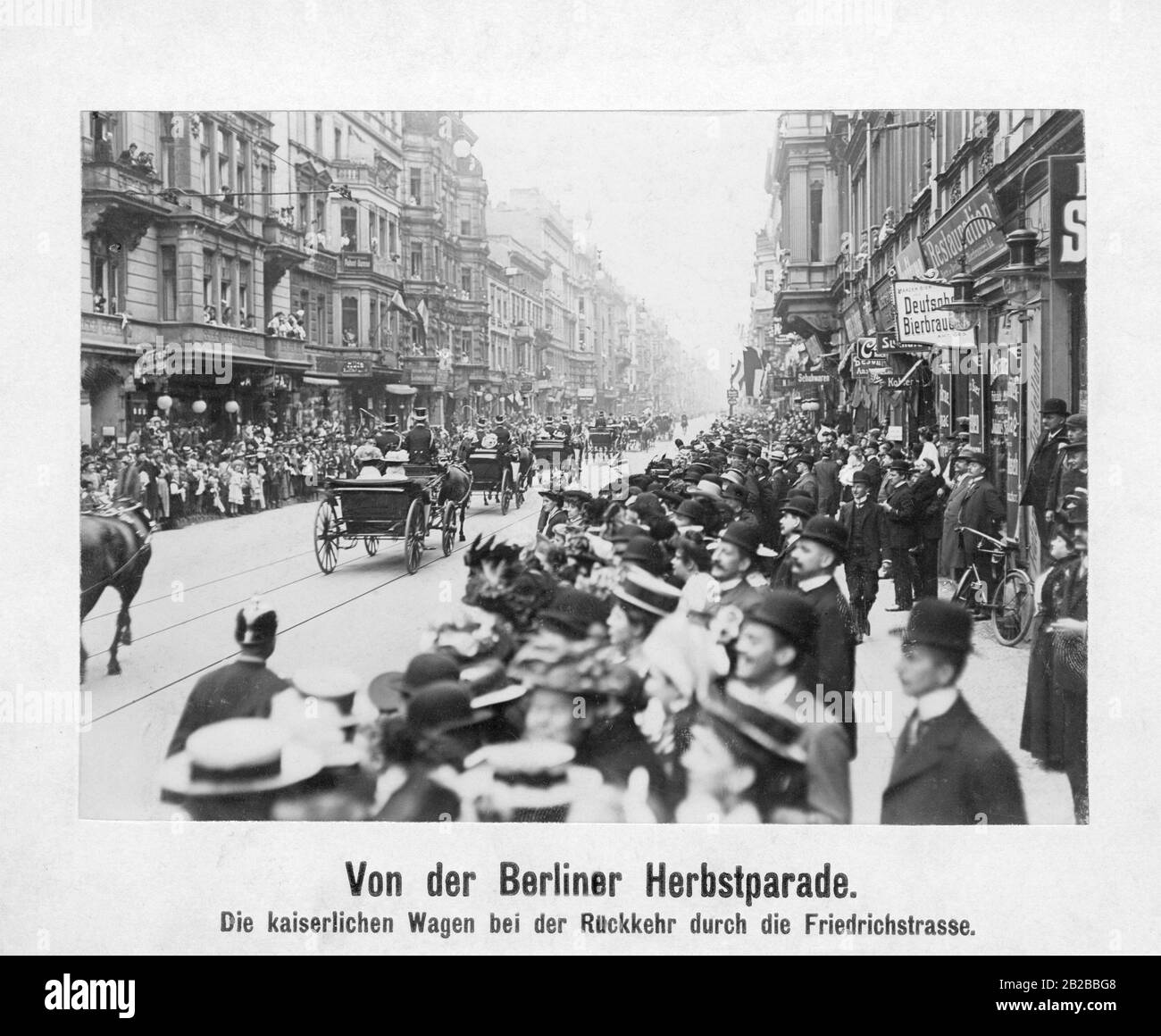 Une scène sur Friedrichsstrasse à Berlin en 1908. Les passants et les spectateurs regardent l'autocar impérial qui revient de la parade d'automne de Berlin sur le champ Templehof. Banque D'Images