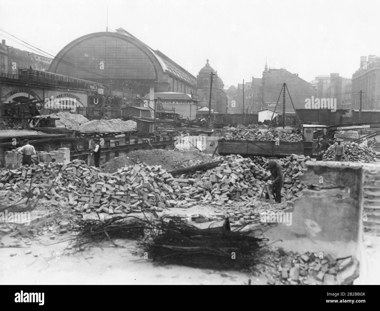 Travaux d'excavation pour un nouveau bâtiment en hauteur sur Alexanderplatz. Sur la gauche, la station S-Bahn. Banque D'Images