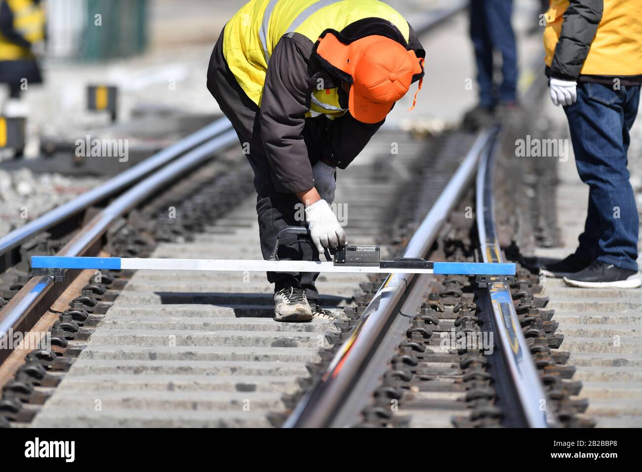 Lhasa, Région Autonome Du Tibet En Chine. 1 mars 2020. Membres du personnel de la compagnie de maintenance ferroviaire de la Chine 12ème Bureau le Groupe travaille dans la région de Nyainqentchlha Range, où le chemin de fer Qinghai-Tibet passe par, dans la région autonome du Tibet du sud-ouest de la Chine, le 1er mars 2020. Les travailleurs de l'entretien des chemins de fer sont restés à leur poste pour assurer la sécurité du transport ferroviaire au cours de la nouvelle éclosion de coronavirus. Crédit: Chogo/Xinhua/Alay Live News Banque D'Images