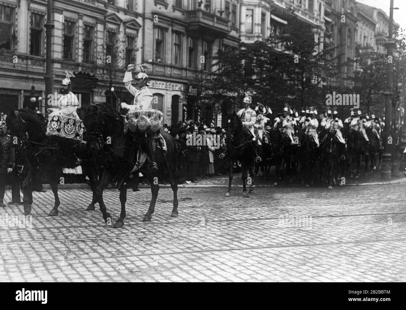 Les Kettlesdrummers des gardes Cuirassiers à la parade d'automne de Berlin en 1908. Banque D'Images