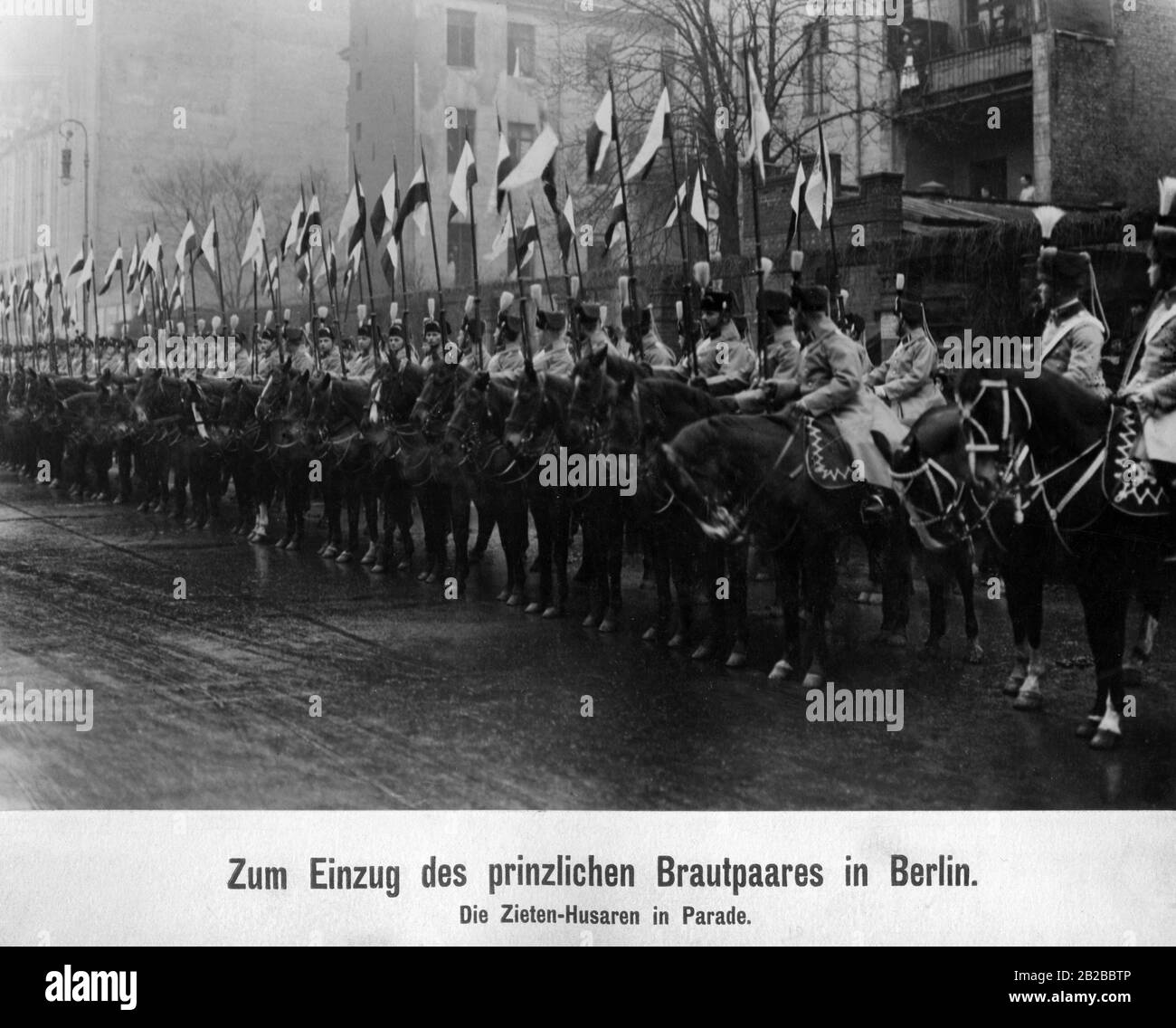 Un défilé des Zieten Hussars pour marquer l'arrivée du couple princier de mariage à Berlin. Banque D'Images