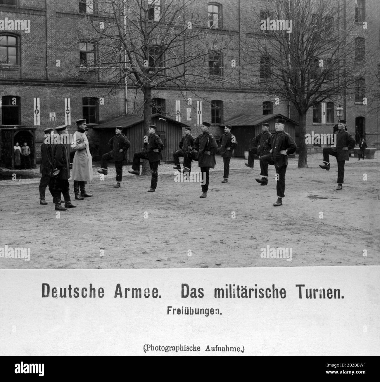 Exercices gratuits pendant l'entraînement physique militaire de l'armée allemande. Banque D'Images