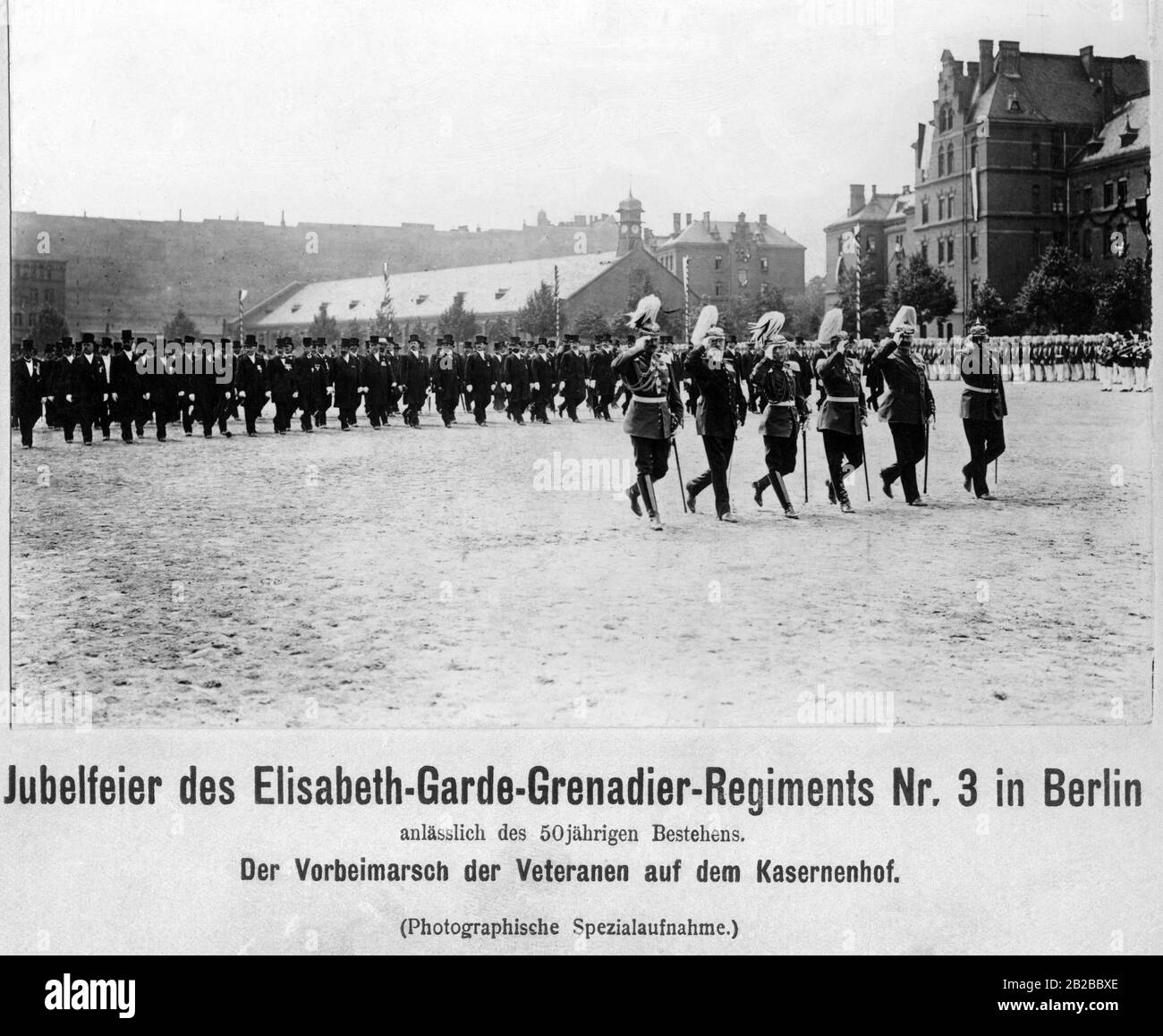 A l'occasion du 50ème anniversaire de la marche des anciens combattants Elisabeth Garde-Grenadier Nr. 3 sur la cour de la caserne à Berlin. Banque D'Images