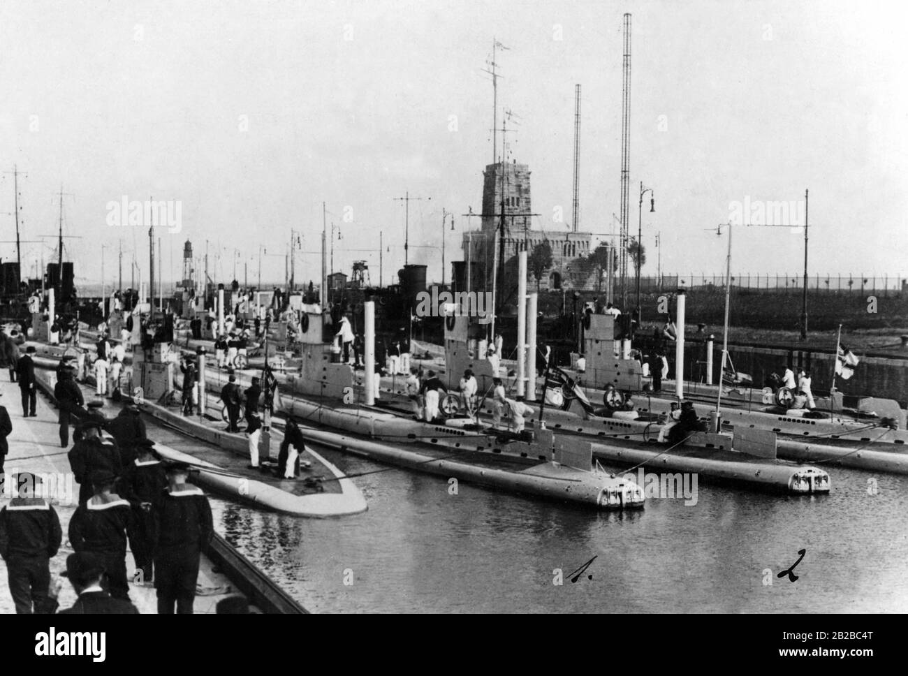 Sous-marins de la Marine impériale allemande à Wilhelmshaven. Les marines sont debout sur la jetée et sur les sous-marins. Banque D'Images