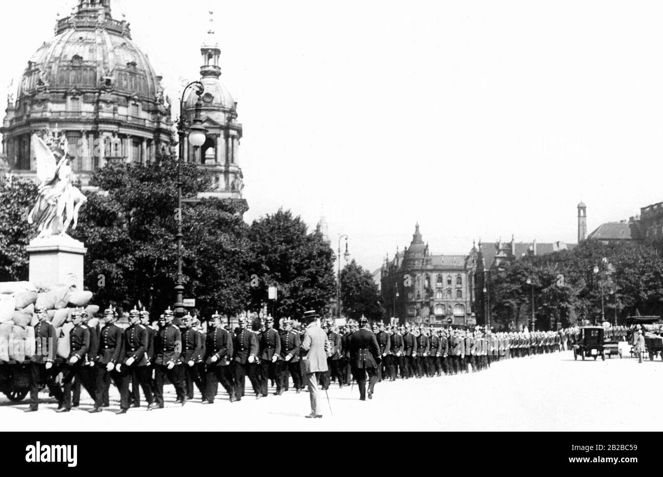 En juillet 1914, quelques jours avant le début de la première Guerre mondiale, ces cadets de Lichterfeld, qui avaient été promus aux officiers, défilent dans le centre de Berlin jusqu'à la Paradeplatz après avoir signalé à l'empereur du Palais de Berlin. Banque D'Images