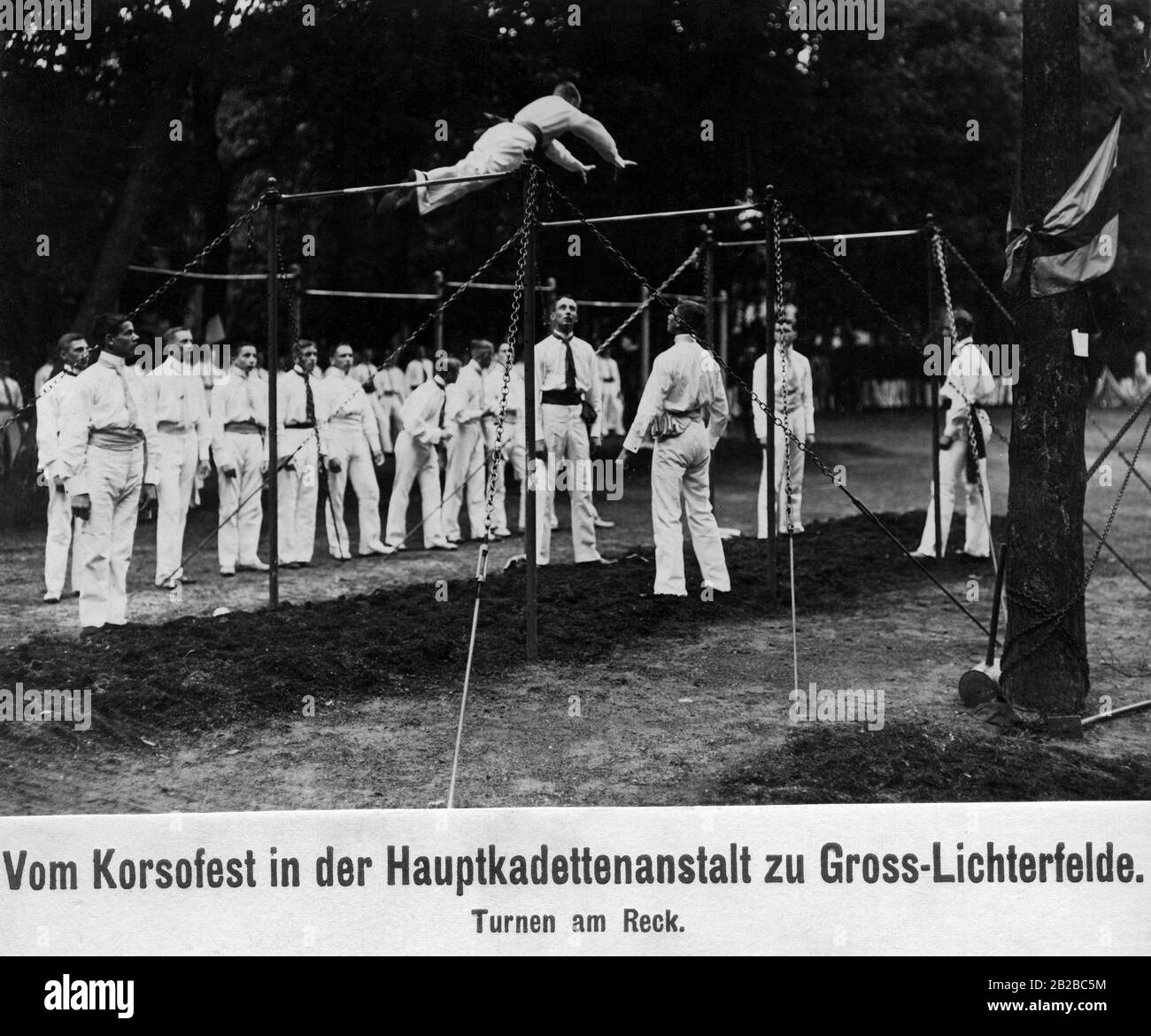 Lors d'un événement à la Kadettenanstalt Gross-Lichterfelde à Berlin, un cadet se produit au bar haut de gamme. Banque D'Images