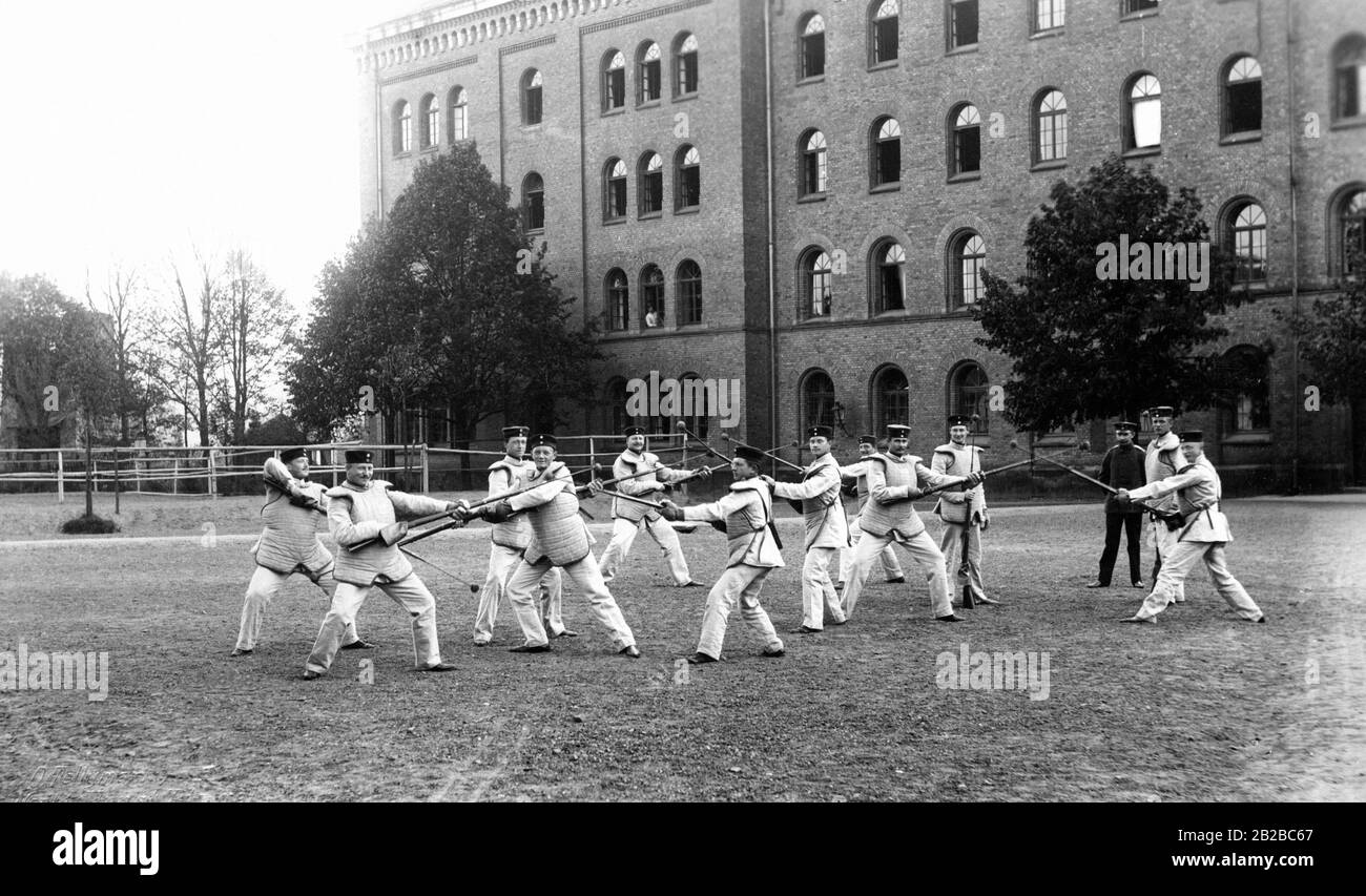 Sur le terrain d'entraînement d'une école impériale allemande de cadets, les combats avec la baïonnette sont pratiquées. Banque D'Images