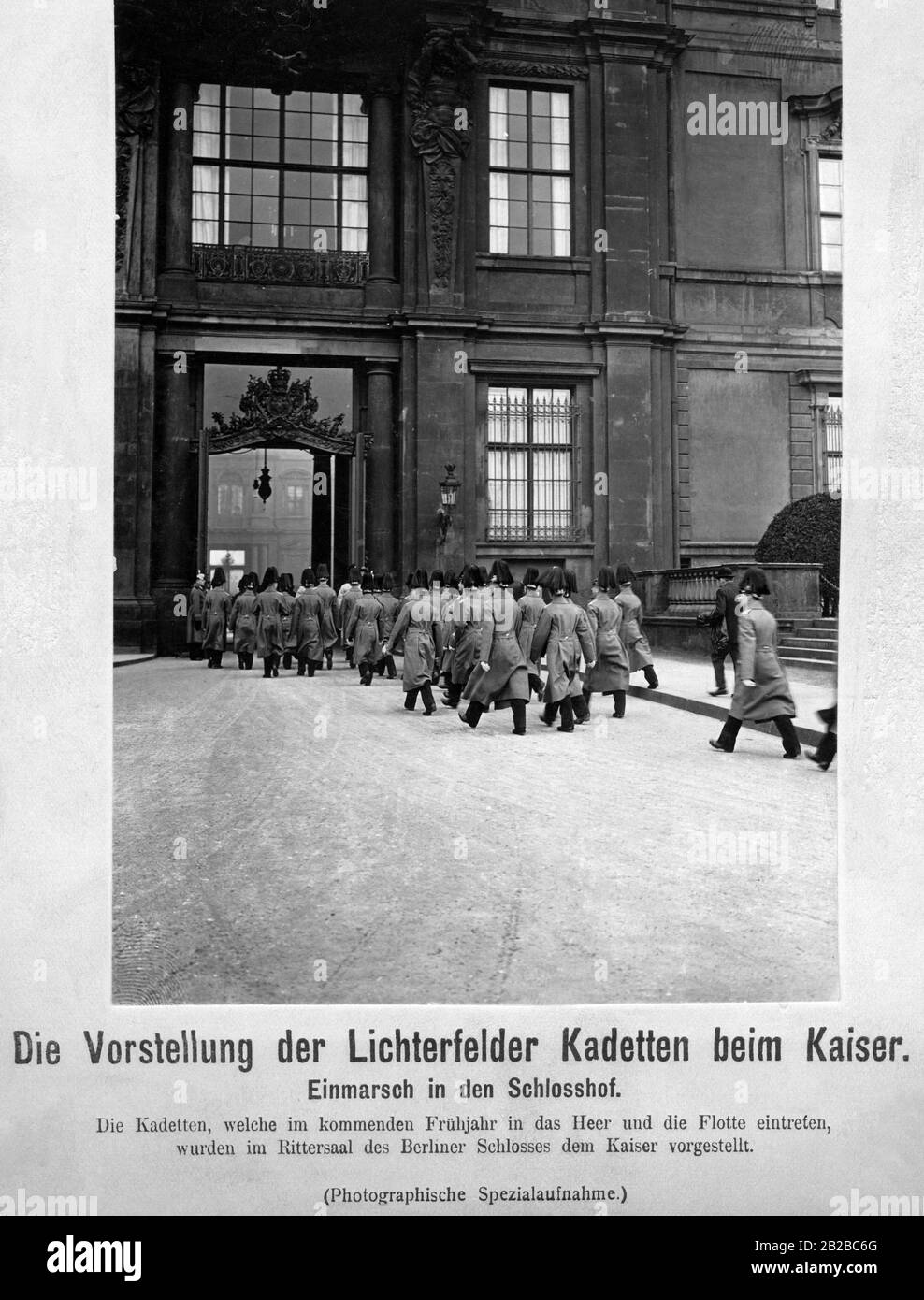 Un groupe d'élèves de cadets de Berlin-Lichterfelde qui entrent au Palais Royal de Berlin. Ils sont accueillis dans la salle des Chevaliers de l'empereur Guillaume II, car ils rejoindront la flotte ou l'armée impériale l'année prochaine. Banque D'Images
