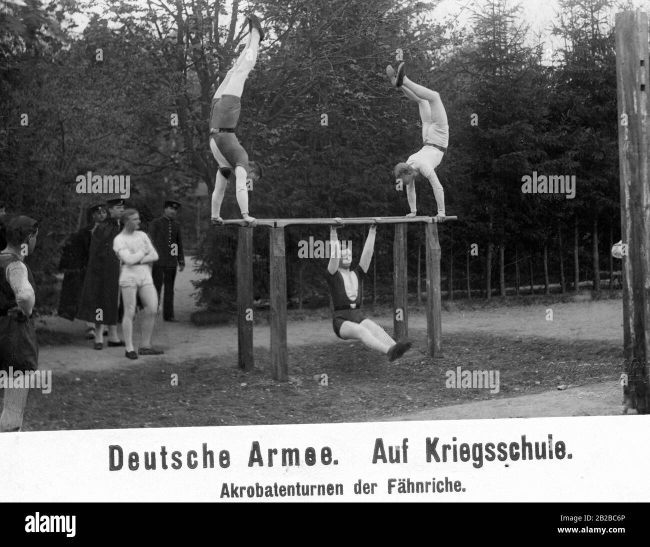 Signes du Kriegsschule (école de guerre) faisant de la gymnastique sur des barres parallèles. Banque D'Images