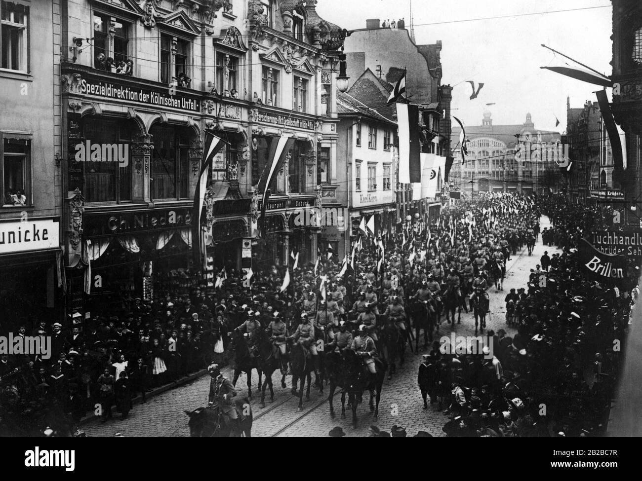 Entrée du 6ème fusil monté (Jaeger-Regiment zu Pferde Nr. 6) à Erfurt, la procession traverse la rue principale d'Erfurt, la Colère. Banque D'Images