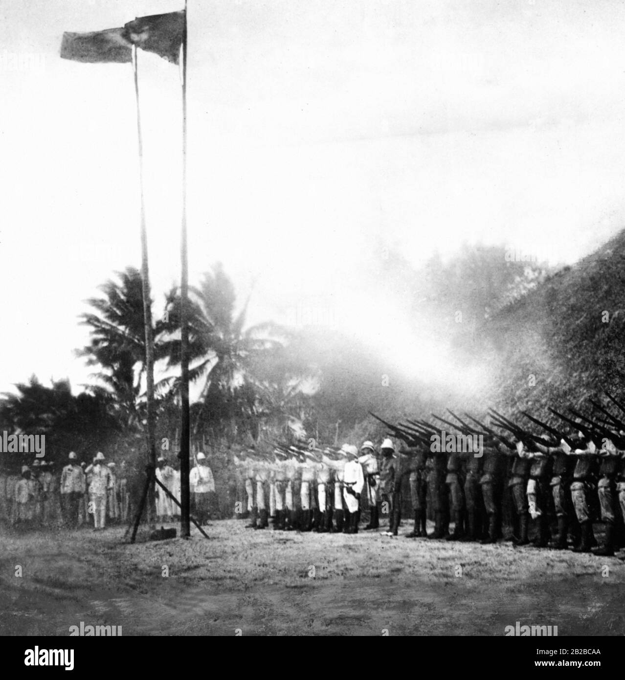 Un salvo pendant le hissage du drapeau. Des fusillades de soldats sur la colonie allemande de Samoa. (Image non datée). Banque D'Images