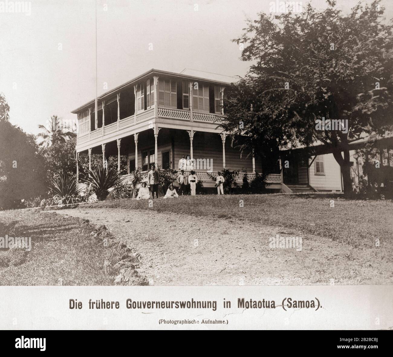 Résidence du gouverneur allemand à Motaotua, sur la colonie allemande de Samoa. Le gouverneur allemand Wilhelm Solf et sa femme Hanna se trouvent sur la véranda. Banque D'Images
