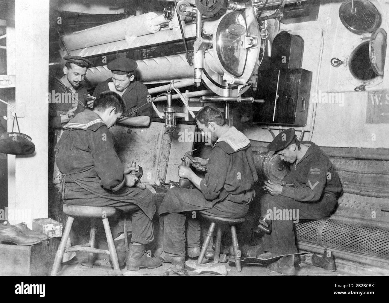 La photo montre un atelier de cordonnier à bord d'un navire de guerre allemand de la Marine impériale. Banque D'Images