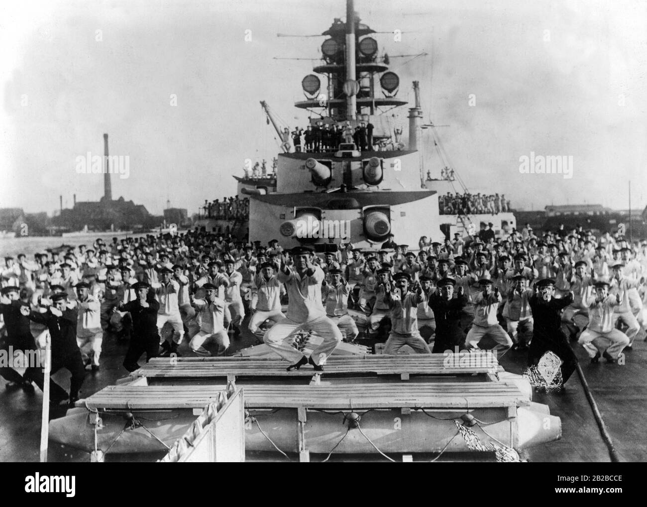 Les marins qui font des exercices de calisthénics sur un grand navire de combat de la flotte allemande de haute mer pendant la première Guerre mondiale. Depuis la bataille de Skagerrak, le navire était inactif dans les ports à partir de mai 1916. Banque D'Images