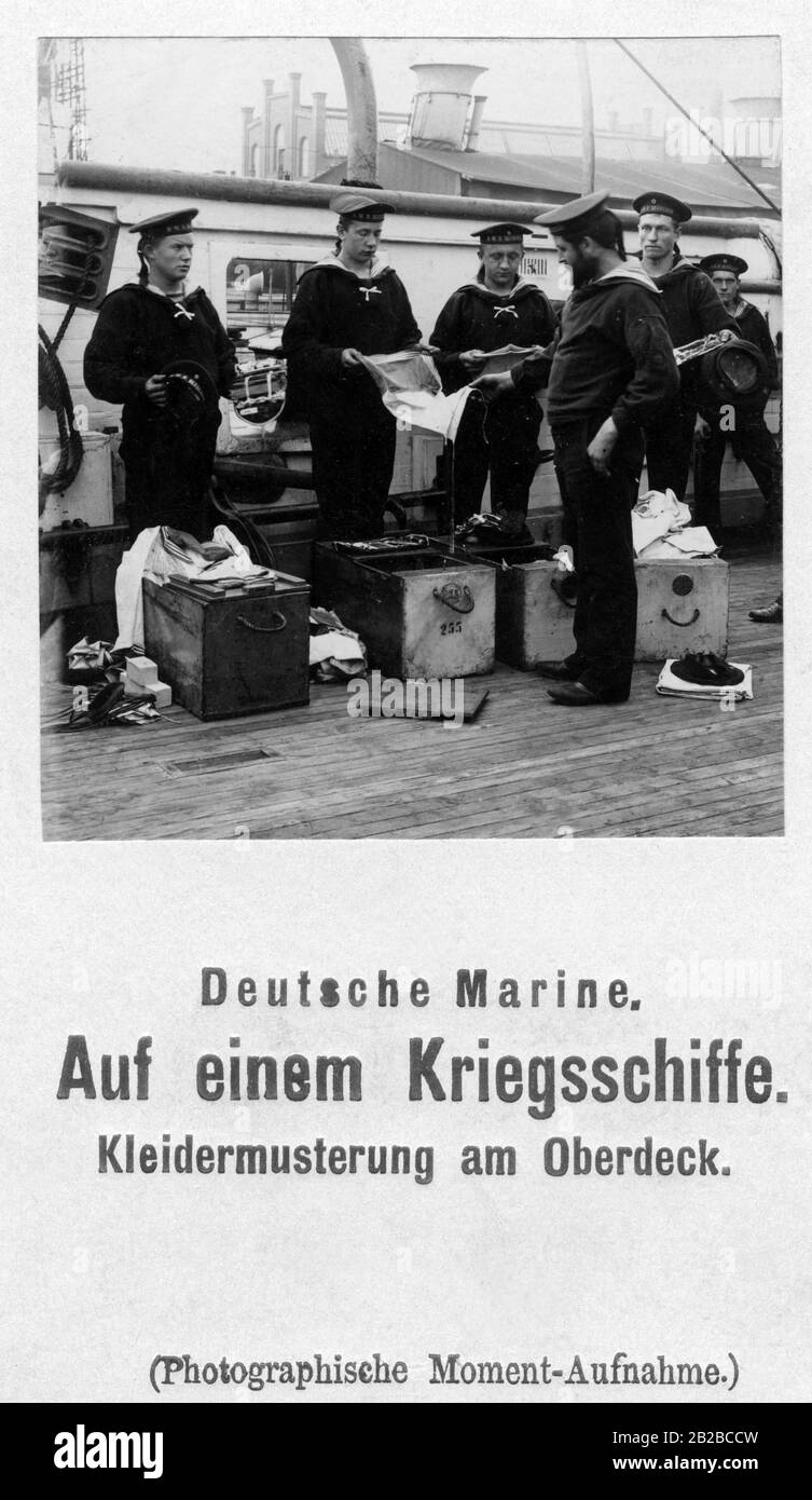 Inspection des vêtements sur la terrasse supérieure d'un navire de guerre de la Marine impériale allemande. Banque D'Images