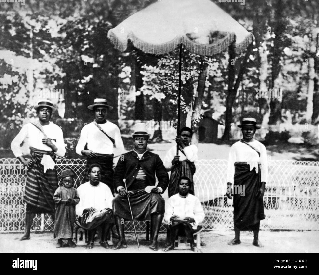 Samson, roi du Cameroun, porte des vêtements européens et un chapeau de tête. Il est le nouveau partenaire du Reich allemand en ce qui concerne la politique coloniale allemande. Sa famille est aussi dans la photo. Banque D'Images