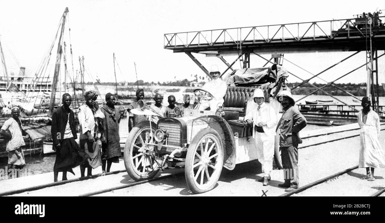 Lieutenant-ingénieur et militaire Paul Graetz, qui a traversé l'Afrique en voiture de Dar es Salaam à Swakopmund entre 1907 et 1909. La photo le montre avant son départ à Dar es Salaam en Afrique de l'est allemande. Banque D'Images