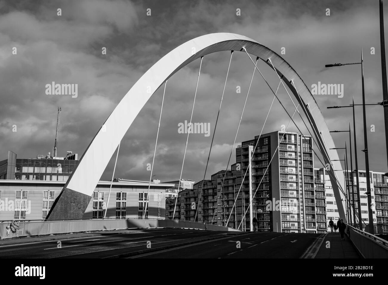 Le Pont Squinty (L'Arc De Clyde) Traversant La Rivière Clyde De Pacific Quay À Finnieston Dans Le Centre-Ville De Glasgow, En Écosse Banque D'Images